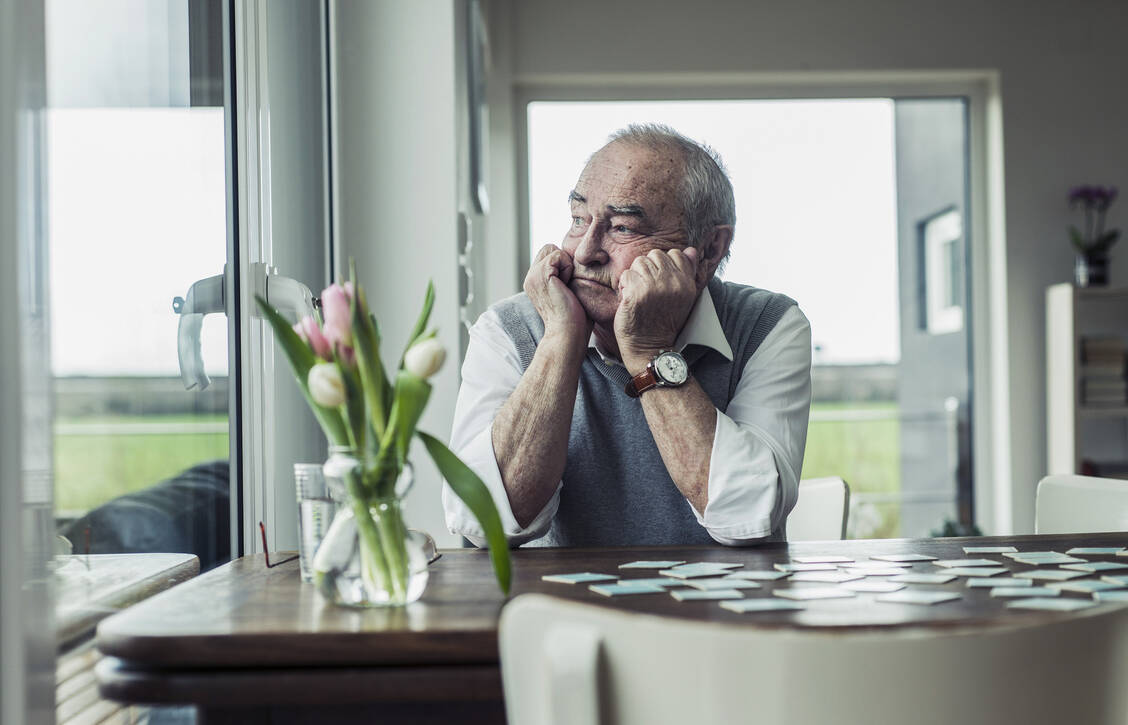 Wenn sich Menschen um ihre geistige Gesundheit Sorgen machen, könnte das der richtige Zeitpunkt für ein erstes Screening auf Demenz sein.  / © Getty Images/Westend61