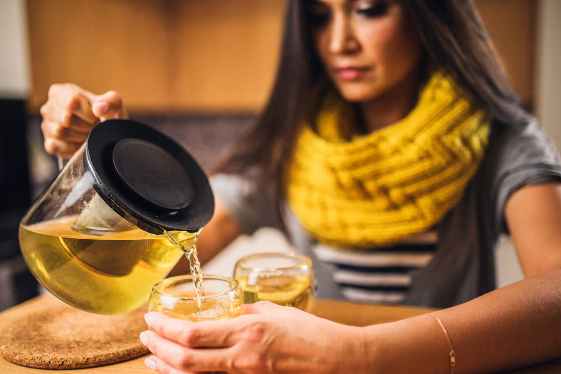 Eine Tasse Tee tut gut, auch wenn eine Linderung von Erkältungssymptomen nicht mit harter Evidenz belegbar ist. / Foto: Adobe Stock/andrey gonchar