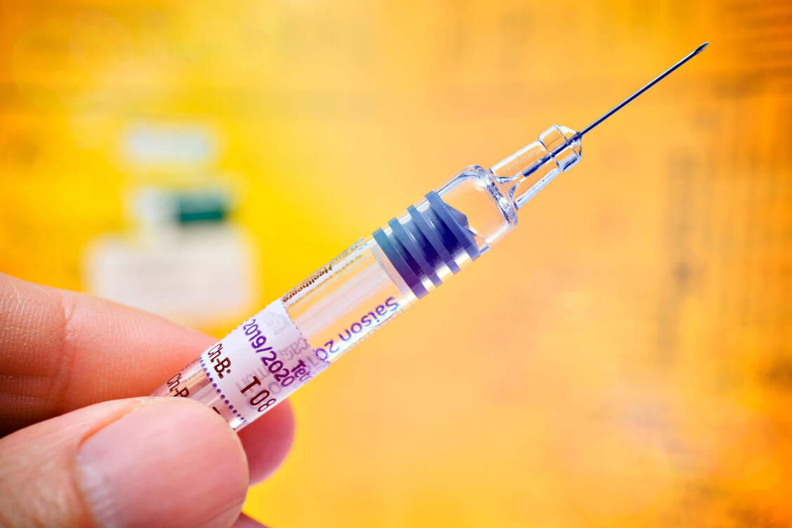 Künftig dürfen auch Apotheken im Rahmen von Modellprojekten Impfungen gegen Grippe durchführen. / Foto: imago images/Christian Ohde