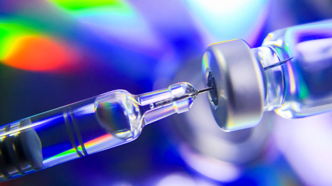 Mit Hochdruck arbeitet die Pharmaindustrie zurzeit weltweit an der Entwicklung eines Impfstoffes gegen das Coronavirus – die Sicherheit spielt dabei eine große Rolle. Auch die Produktion in großen Mengen stellt die Industrie vor große Herausforderungen. Welcher der mehr als 45 Impfstoff-Kandidaten das Rennen macht bleibt weiterhin offen.  / Foto: Shutterstock/Numstocker