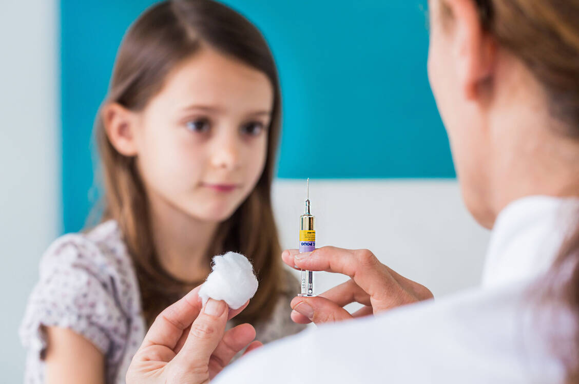 Bis 2025 sollen vor allem 300 Millionen Kinder in den ärmsten Ländern der Welt geimpft werden. Dafür sammelte die Geberkonferenz der Impfstoff-Allianz Gavi Geld von mehr als 50 Ländern, aber auch von privaten Geldgebern. / Foto: Superbild/Phanie