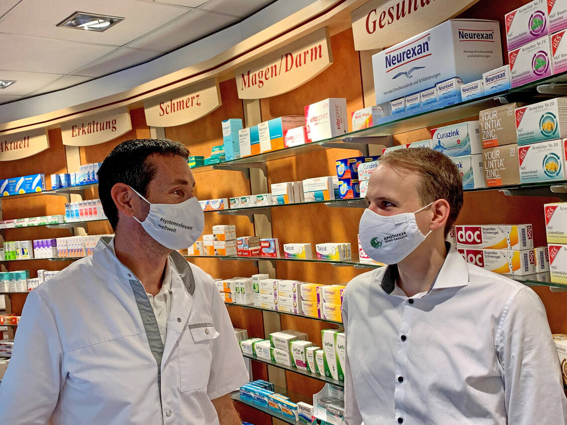 AoG-Vorstandsmitglied Andreas Portugal und sein Kollege Marcus Oelze werben für die systemrelevante Arbeit der Apotheker weltweit. / Foto: AoG