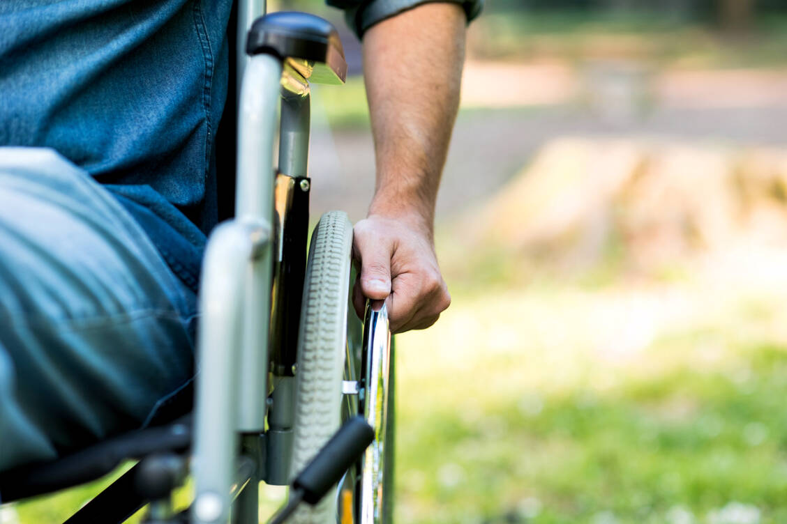 Eine transverse Myelitis kann sogar eine Querschnittslähmung auslösen. Steuert man medikamentös gegen, bilden sich die Symptome aber in vielen Fällen wieder zurück. / Foto: Shutterstock/Minerva Studio
