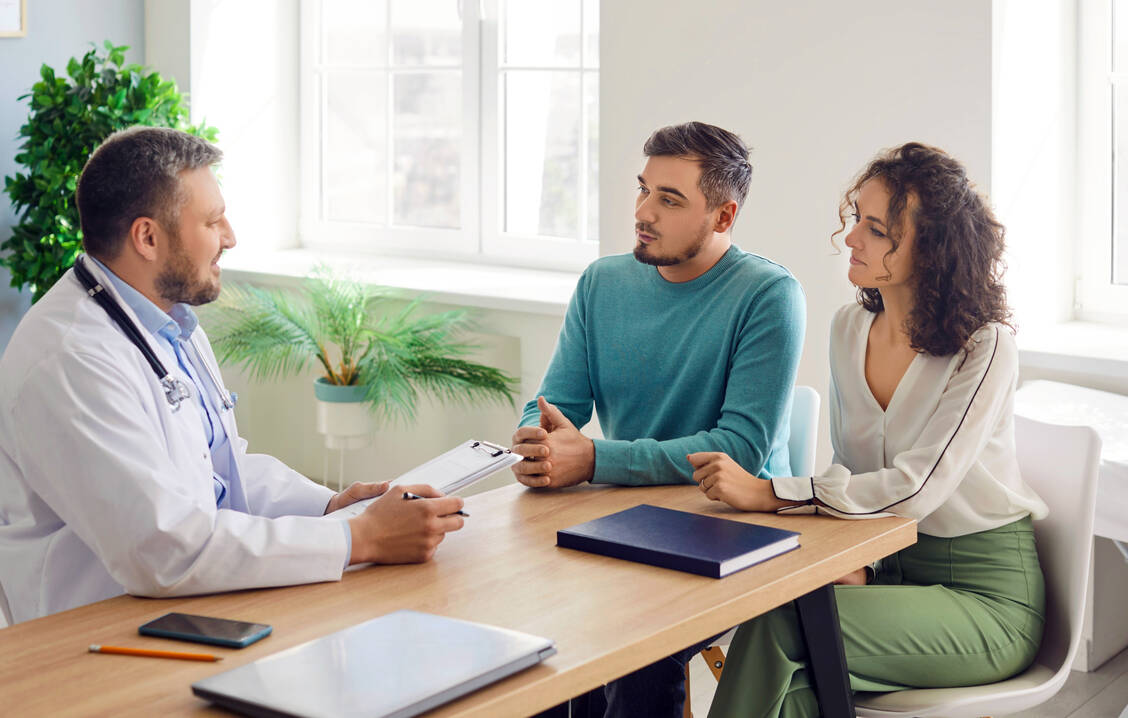 Bei unerfülltem Kinderwunsch sollte das Paar ärztlichen Rat suchen. Die Leitlinie empfiehlt eine psychotherapeutische Unterstützung. / © Shutterstock/Studio Romantic