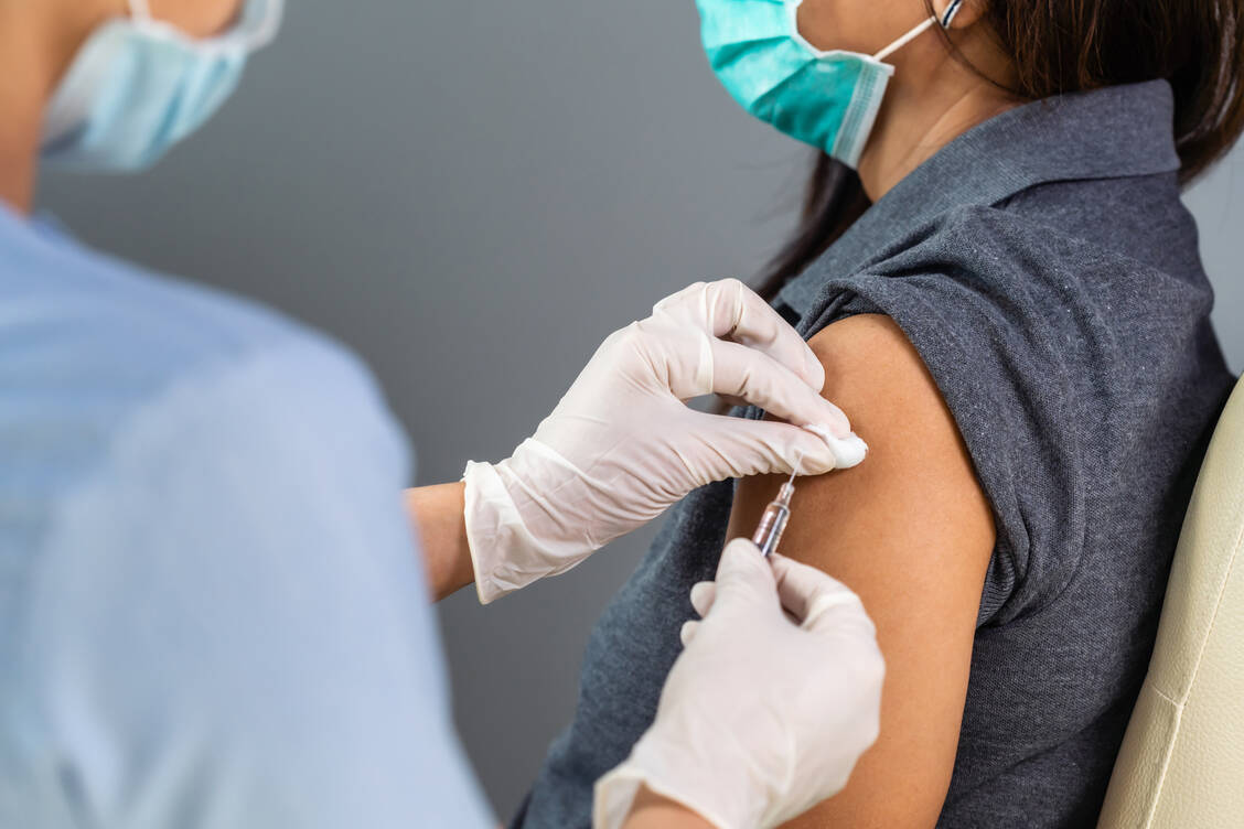 Der Vektorimpfstoff von Astra-Zeneca gegen das Coronavirus wird wie die beiden bereits zugelassenen Vakzinen von Biontech/Pfizer und Moderna intramuskulär verabreicht. / Foto: Adobe Stock/BaLL LunLa
