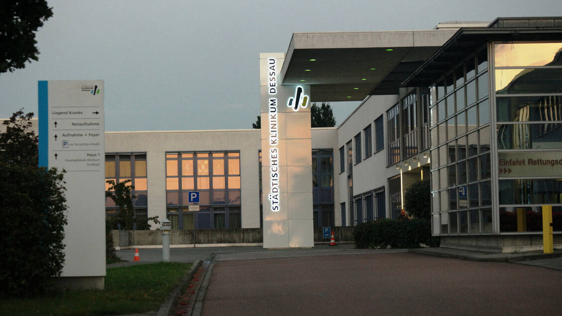 Wegen massiver IT-Probleme ist die Notaufnahme des Städtischen Klinikums Dessau abgemeldet worden. / © Städtisches Klinikum Dessau