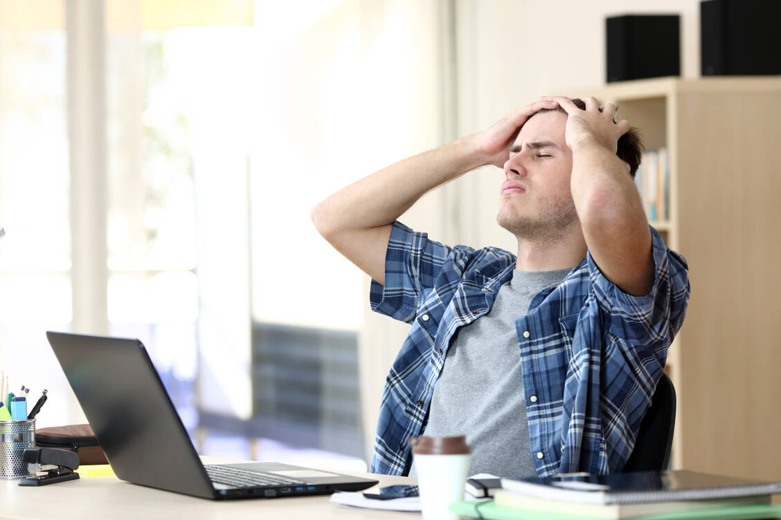 Auch Stress kann zu einer erhöhten Androgensynthese als Ursache einer Akne vulgaris führen. / Foto: Adobe Stock/Antonioguillem