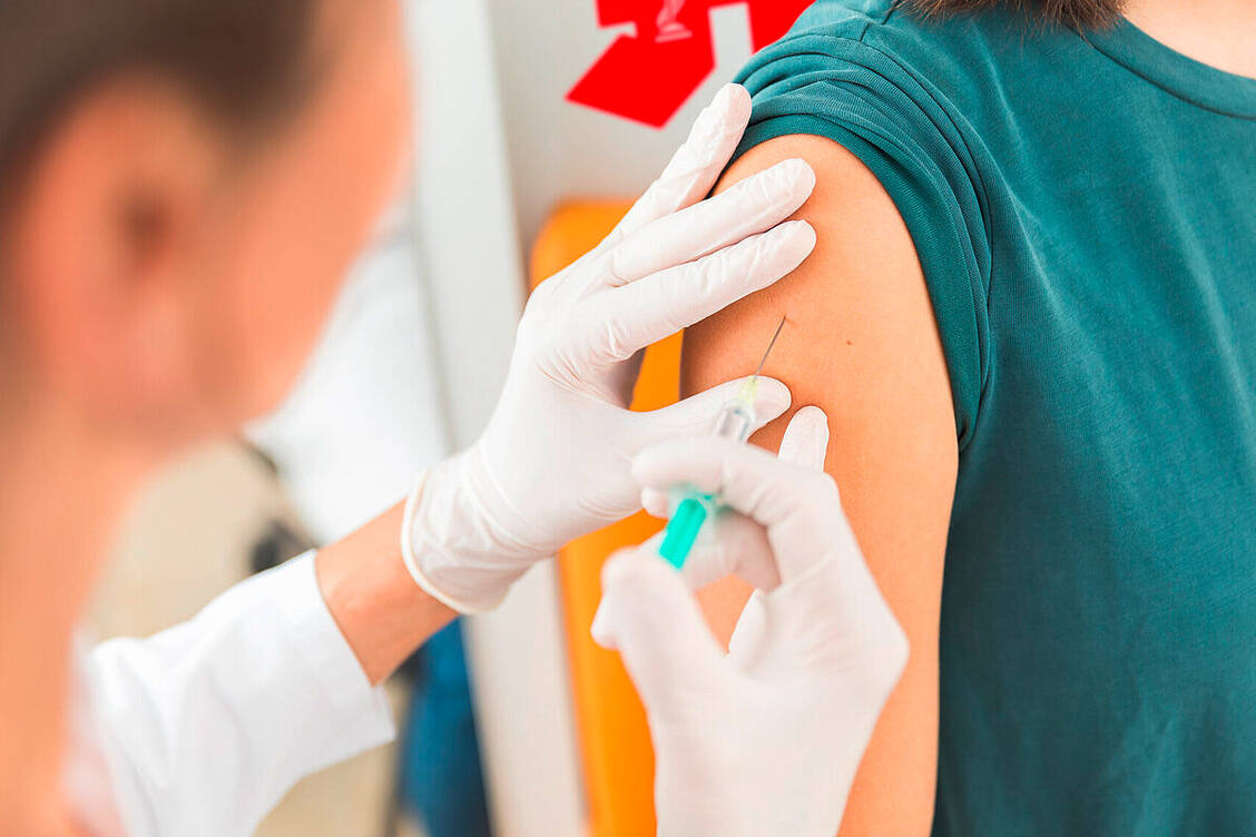 Apotheken dürfen aktuell gegen Grippe und Covid-19 impfen.  / © ABDA