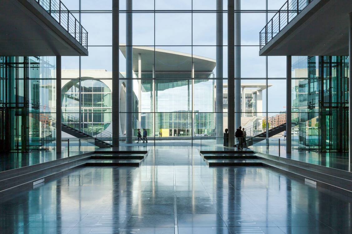 Die Anhörung zum dritten Digital-Gesetz von Bundesgesundheitsminister Jens Spahn (CDU) fand als Hybrid-Veranstaltung in einem Saal des Berliner Paul-Löbe-Hauses statt. / Foto: Bundestag/Axel Hartmann