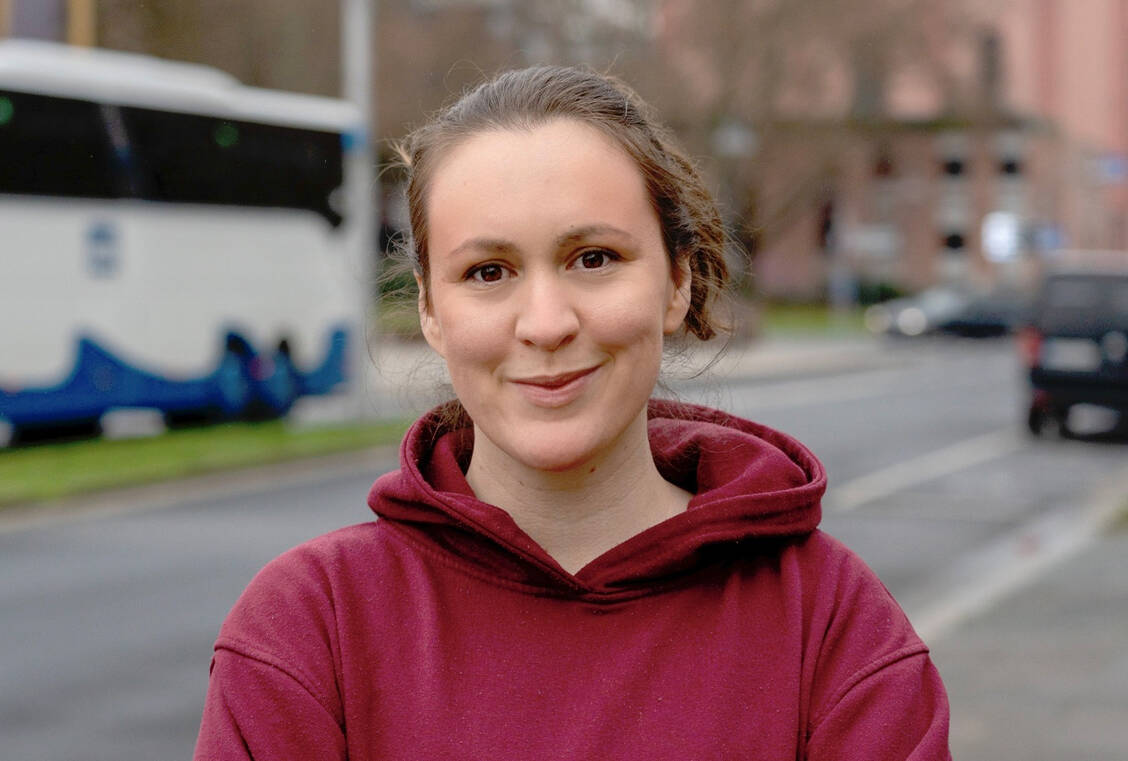 Rebecca Ruppert ist die Spitzenkandidatin der Linken. Die 36-Jährige sitzt seit 2023 im Landesvorstand und ist seit 2024 Landesvorsitzende. Zuvor war sie zwei Jahre lang im Präsidium des Landesausschusses sowie im Sprecherkreis der Landesarbeitsgemeinschaft Betrieb und Gewerkschaft tätig. Die IT-Beraterin hat zuvor in der Pflege gearbeitet. / © Ari Arnold, Die Linke RLP