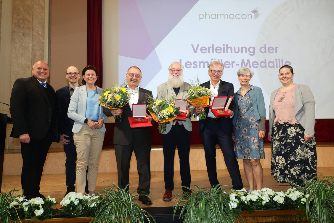 Der Vorstand der Bundesapothekerkammer mit den drei Kollegen, die beim Pharmacon Meran 2026 mit der Lesmüller-Medaille ausgezeichnet wurden.  / © PZ/Alois Müller
