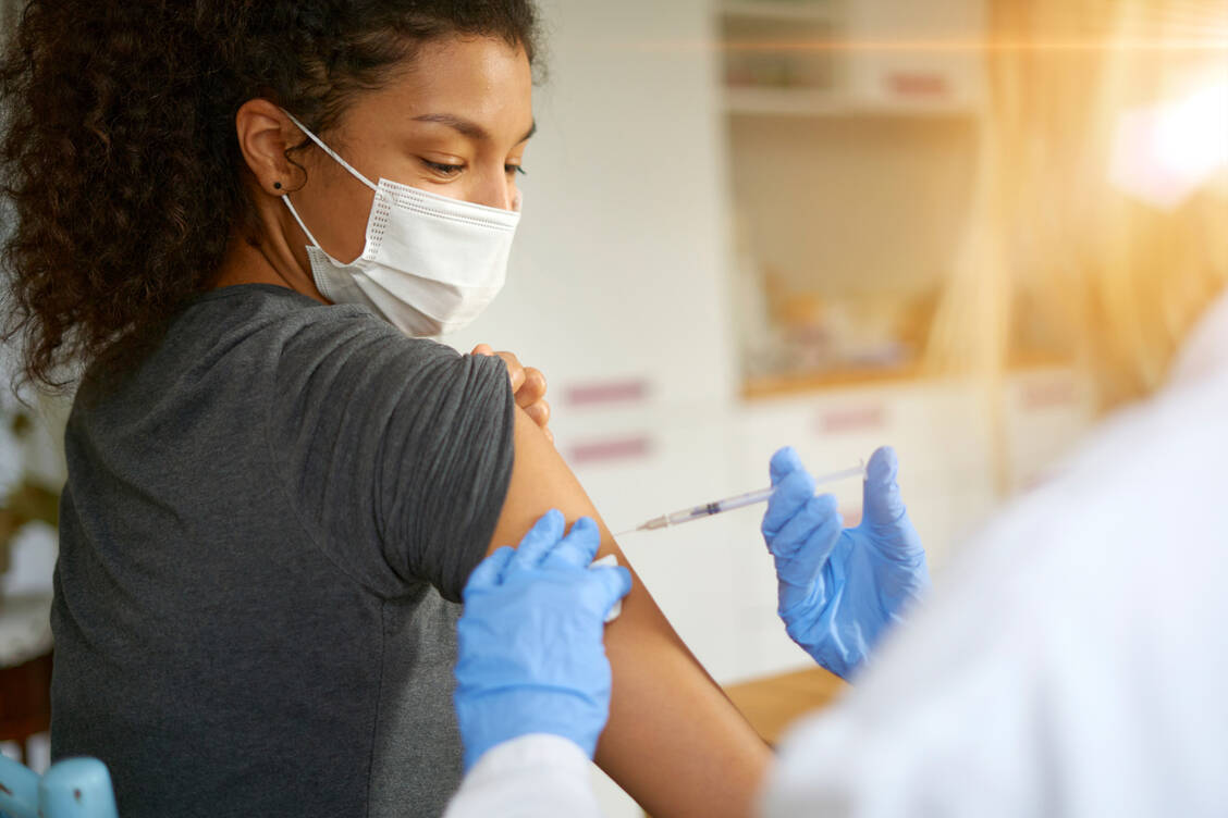 Vorläufige Erkenntnisse deuten darauf hin, dass beide Dosen von Zwei-Dosen-Impfstoffen notwendig sind, um einen angemessenen Schutz vor der Delta-Variante des SARS-Coronavirus-2 zu erhalten. / Foto: Getty Images/Andriy Onufriyenko