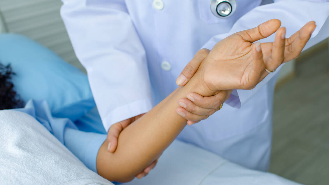 Ein Guillain-Barré-Syndrom muss sofort behandelt werden, unter anderem mit Immunglobulinen und Physiotherapie. / Foto: Adobe Stock/Sura Nualpradid