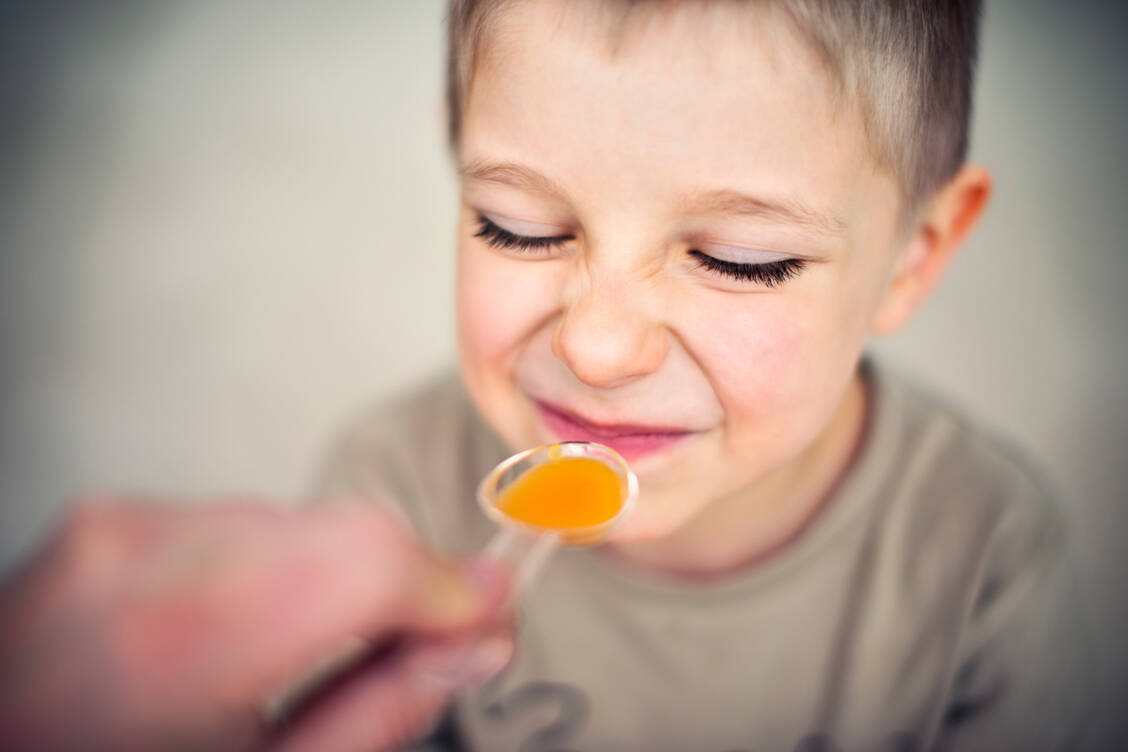 Schon die Dosierung per Messlöffel ist fehleranfällig. Noch schwieriger wird es bei nicht für Kinder zugelassenen Medikamenten in ungeeigneten Applikationsformen. / Foto: Getty Images/Imgorthand