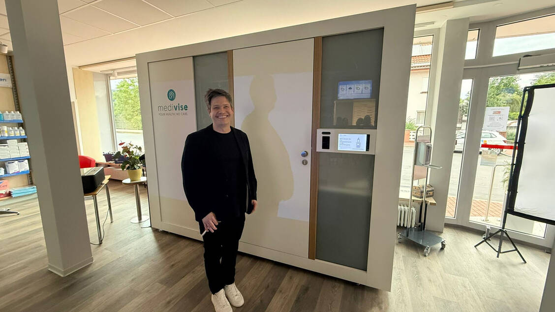 Stefan Göbel vor seiner Telemedizin-Box. / © Stefan Göbel