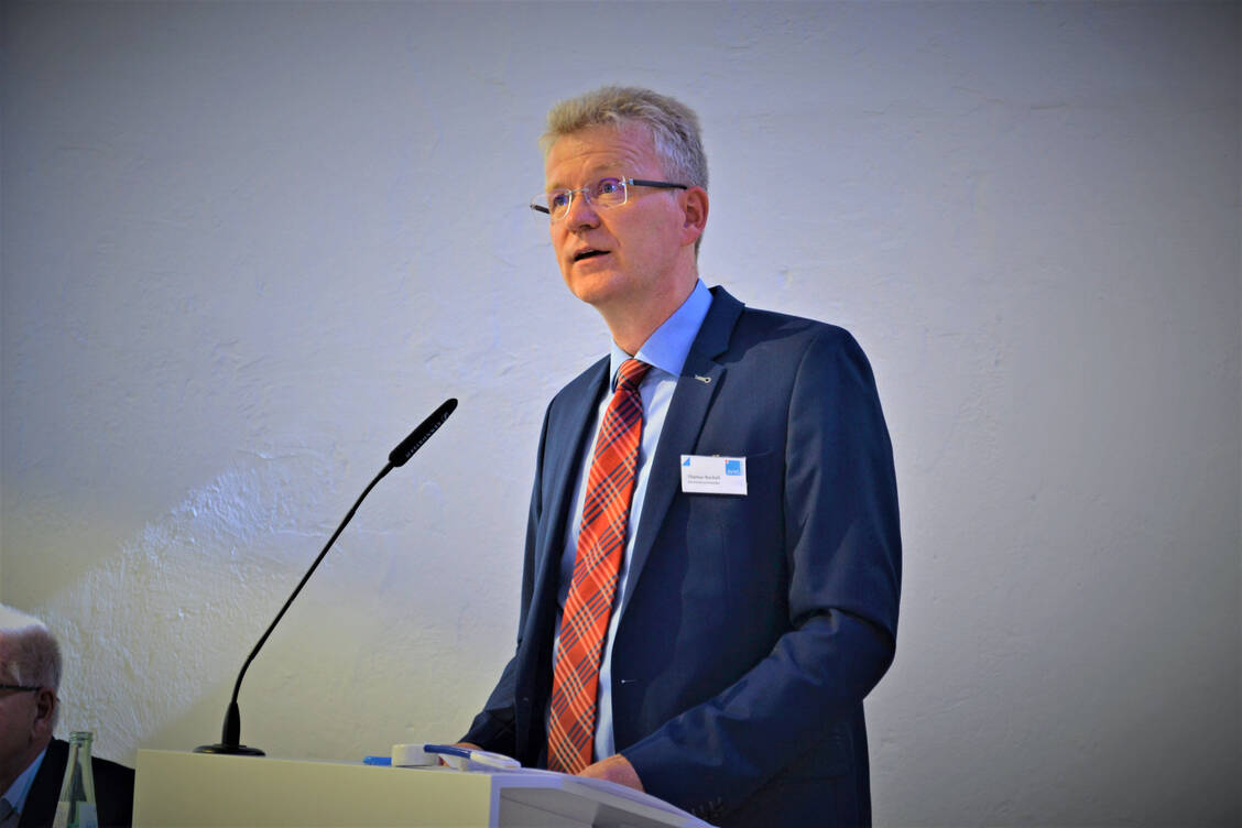 Nach nur drei Tagen im Amt des Vorstandsvorsitzenden vom AVWL, saß Thomas Rochell gestern der diesjährigen Mitgliederversammlung des Verbands bei. / Foto: AVWL