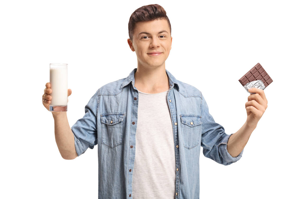 Eines so hautunfreundlich wie das andere: Sowohl Milchprodukte als auch süße Naschereien fördern Entzündungsprozesse im Akne-Geschehen.  / © Adobe Stock/Ljupco Smokovski