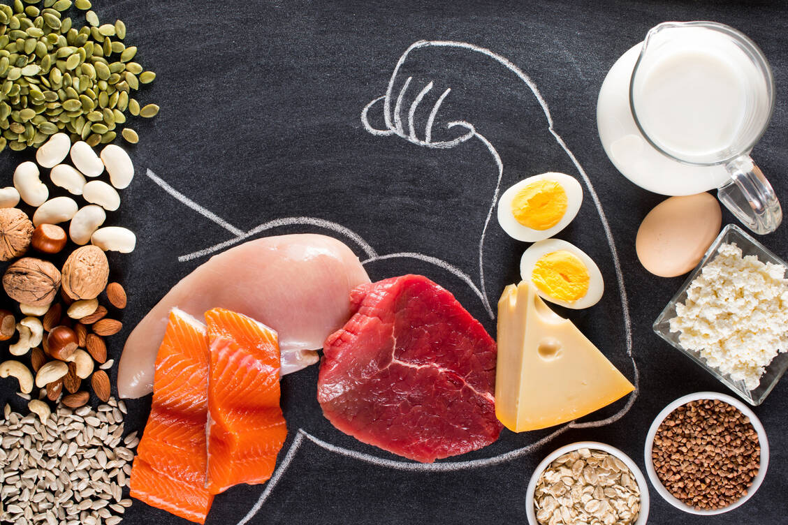 Statt ausschließlich über die Menge des aufgenommenen Proteins zu diskutieren, rückt zunehmend dessen qualitative Zusammensetzung in den Mittelpunkt. Zudem scheint vegetarisches Protein besser abzuschneiden als tierisches. / © Adobe Stock/airborne77