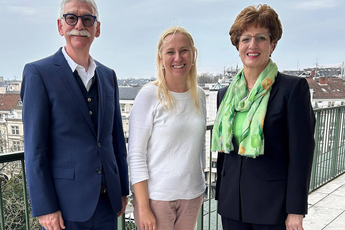 Hauptgeschäftsführer der LAK Hessen Ulrich Laut, Staatsministerin für Familie, Senioren, Sport, Gesundheit und Pflege Diana Stolz (CDU)und Kammerpräsidentin Ursula Funke (v.l.). / Foto: Hessisches Ministerium für Familie, Senioren, Sport, Gesundheit und Pflege