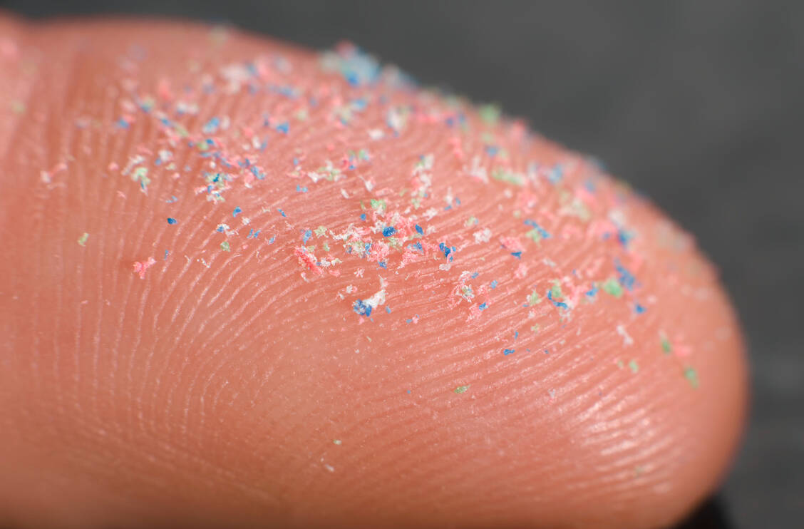 Plastik ist meist kaum abbaubar, sondern zerbröselt zu immer kleineren Teilchen. Sind diese kleiner als 5 mm, spricht man von Mikroplastik. Dieses wurde nun erstmals auch im Blut von Menschen nachgewiesen. / Foto: Adobe Stock/gradt