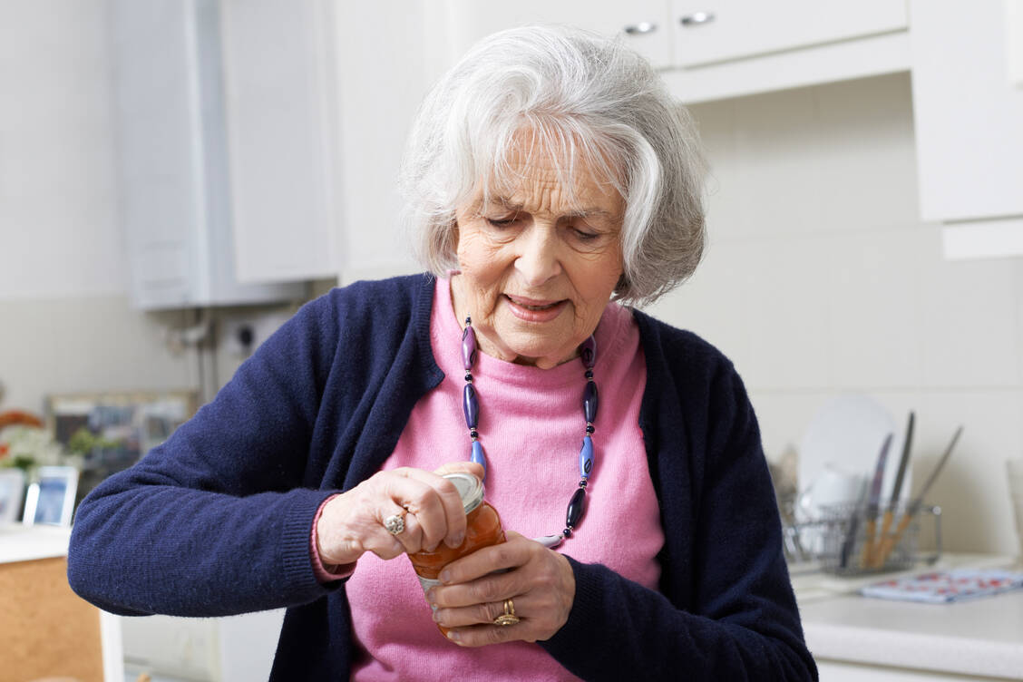 Kraftlosigkeit in den Händen ist ein frühes Anzeichen für rheumatoide Arthritis. Methotrexat zählt zu den Basistherapeutika bei der chronisch-entzündlichen Erkrankung. / Foto: Getty Images/Highwaystarz-Photography