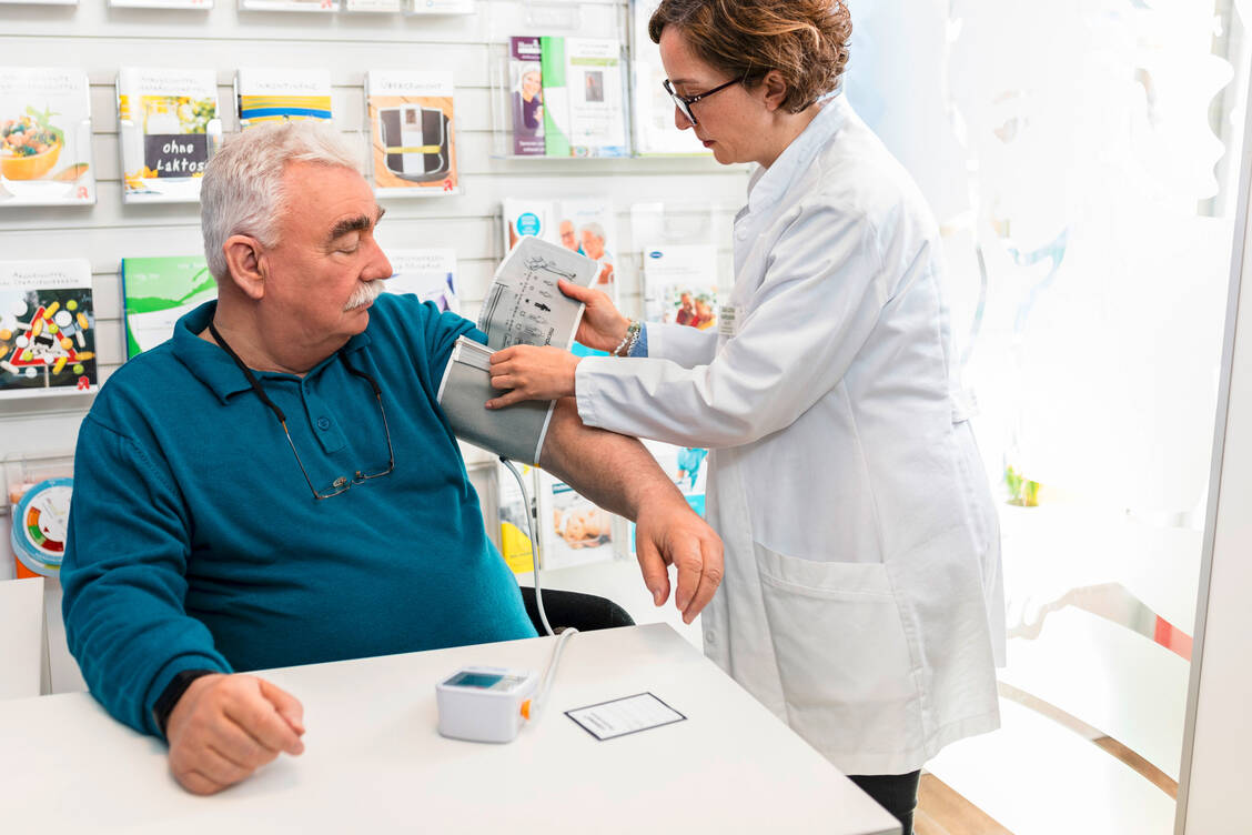 Fünf pharmazeutische Dienstleistungen, darunter die Blutdruckmessung, dürfen Apotheken seit Kurzem anbieten.  / Foto: ABDA