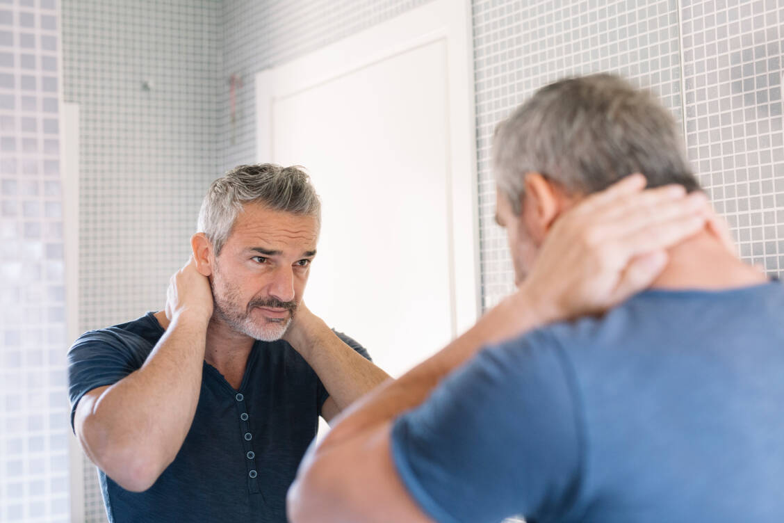 Alterserscheinungen aufgrund abfallender Testosteronspiegel sollten nicht mit dem Hormon behandelt werden. Das verbessert die Symptome nicht und birgt zusätzliche Risiken.  / Foto: Getty Images/Westend61