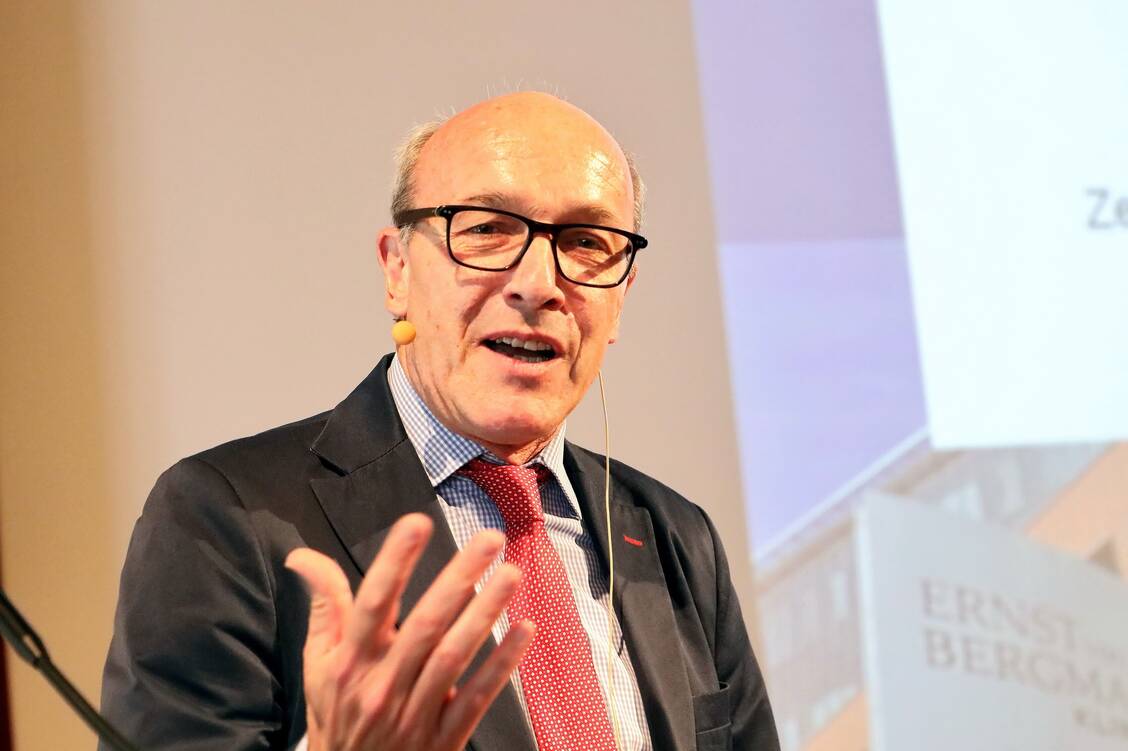 Professor Dr. Thomas Weinke forderte die Heilberufler auf, sich hinter die Empfehlungen der Sändigen Impfkommission zu stellen und sie positiv nach außen zu kommunizieren. / Foto: PZ/Müller