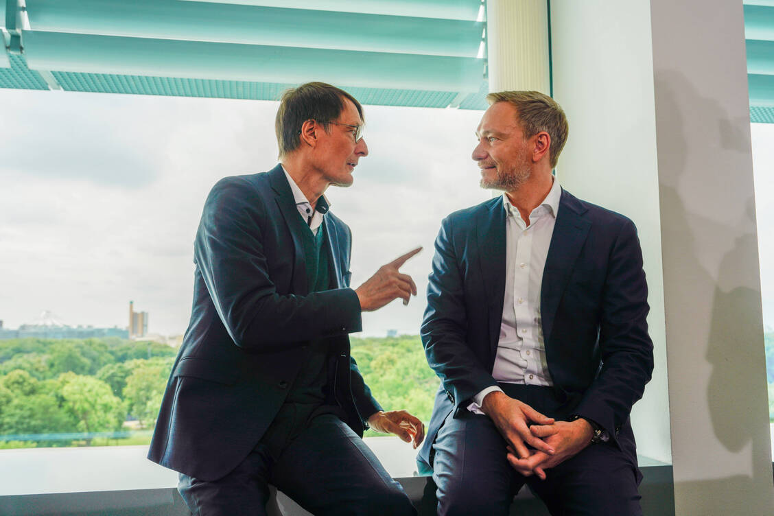 Gesundheitsminister Karl Lauterbach (SPD, links) im Gespräch mit Finanzminister Christian Lindner (FDP). Staatliche Zuschüsse machten 2022 einen erheblichen Teil der Gesundheitsausgaben aus.  / Foto: IMAGO/Bernd Elmenthaler