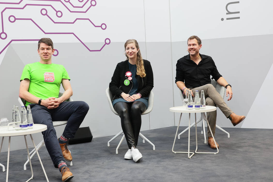 Skizzierten ihre Vorstellungen einer »Apotheke der Zukunft« (von links): die Apotheker Sven Lobeda, Lara Fürtges und Marc Kriesten. / © PZ/Alois Müller