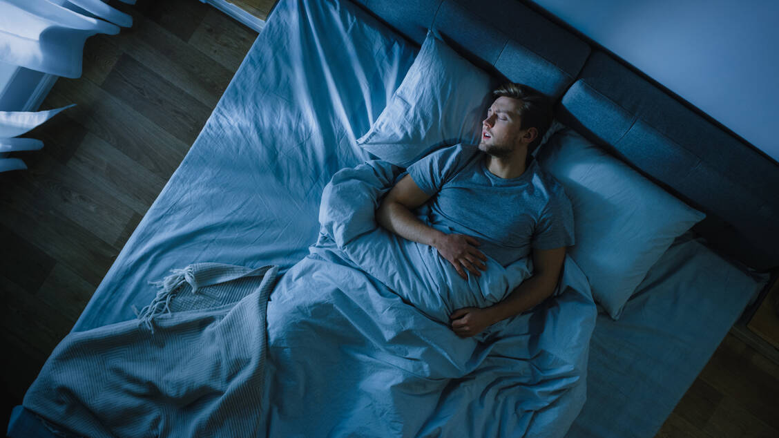 Wird dauerhaft medikamentöse Unterstützung beim Schlafen benötigt, bieten sich einige Antidepressiva als Alternative zu klassischen Schlafmitteln an. / Foto: Adobe Stock/Gorodenkoff