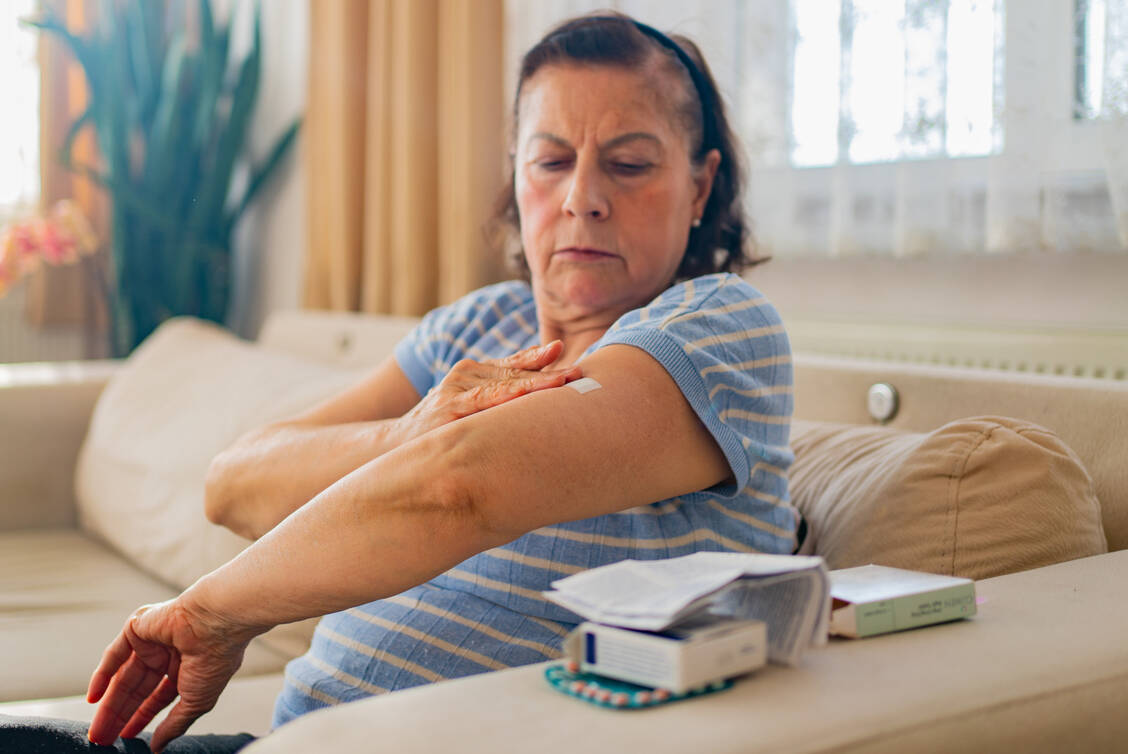 Verglichen mit Tibolon und oralen Estrogen(-Gestagen-)Präparaten zeigten sich transdermale HRT-Formen als vergleichsweise risikoarme Option. / © Getty Images/Phynart Studio