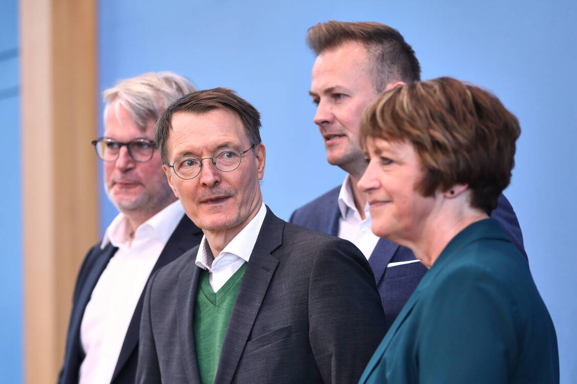Warben bei einer Pressekonferenz im Herbst für die EPA:  (v.l.) Markus Beier, Bundesvorsitzender des Deutschen Hausärzteverbandes, Bundesministergesundheitsminister Karl Lauterbach (SPD), Florian Fuhrmann,  Vorsitzender der Gematik-Geschäftsführung, sowie Doris Pfeiffer, Vorstandsvorsitzende des GKV-Spitzenverbands. / © IMAGO/dts Nachrichtenagentur