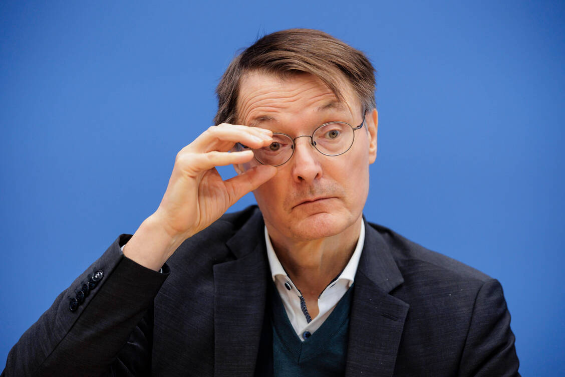 Bundesgesundheitsminister Lauterbach solle die EPA-Testphase verlängern, fordern die Kassenärztlichen Vereinigungen aus den Testregionen. Teils hätten die Praxen bis jetzt noch nicht einmal mit dem Testen beginnen können. / © IMAGO
