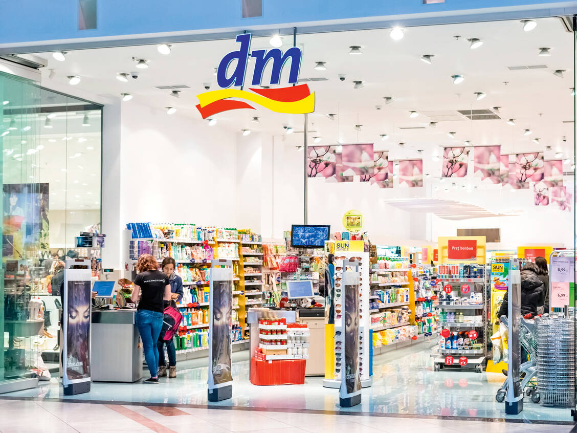 dm will im Herbst in den Apothekenmarkt einsteigen. / © Shutterstock/Radu Bercan