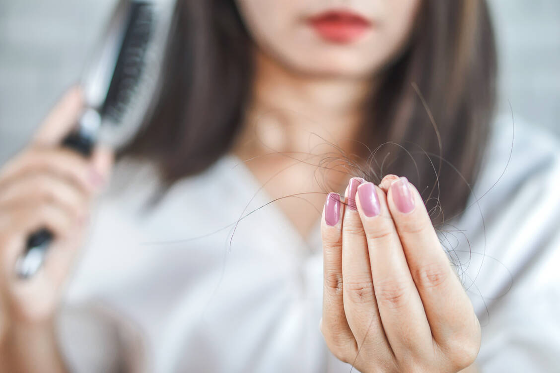 Täglich bis zu 100 Haare zu verlieren, gilt als normal. Wenn es dauerhaft mehr ist, gilt es, der Ursache auf den Grund zu gehen. Erst dann kann die passende Therapie eingeleitet werden. Und die ist für Frauen anders als für Männer. / Foto: Adobe Stock/doucefleur