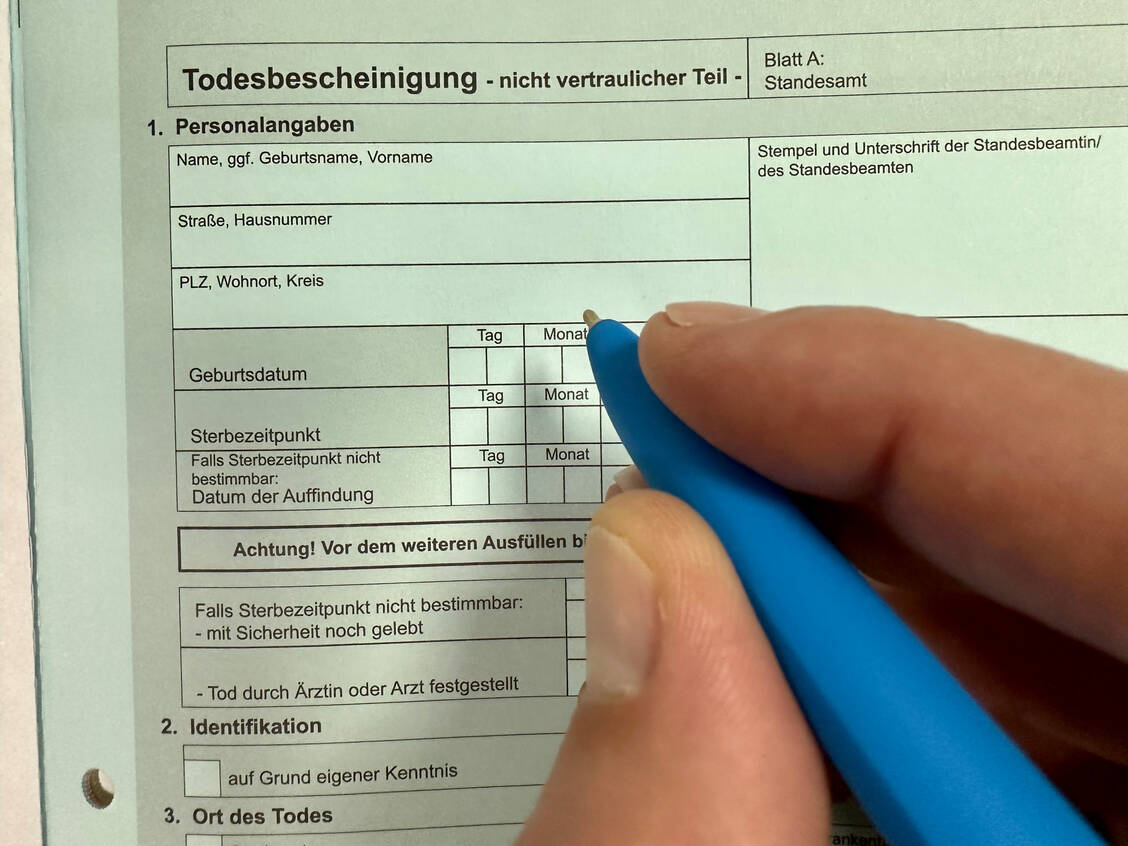 Die Todesbescheinigung wird in Deutschland noch mit der Hand ausgefüllt. Eine elektronische Variante ist in der Erprobung. / © Getty Images/PS3000
