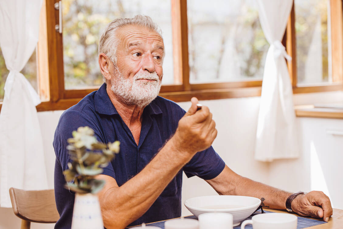 Egal ob Ernährungsumstellung oder Medikation: Es ist nicht leicht, sein Verhalten zu ändern. Im Prozess gibt es durchaus Phasen der Unzufriedenheit und kritischen Distanz. / Foto: Adobe Stock/Quality Stock Arts