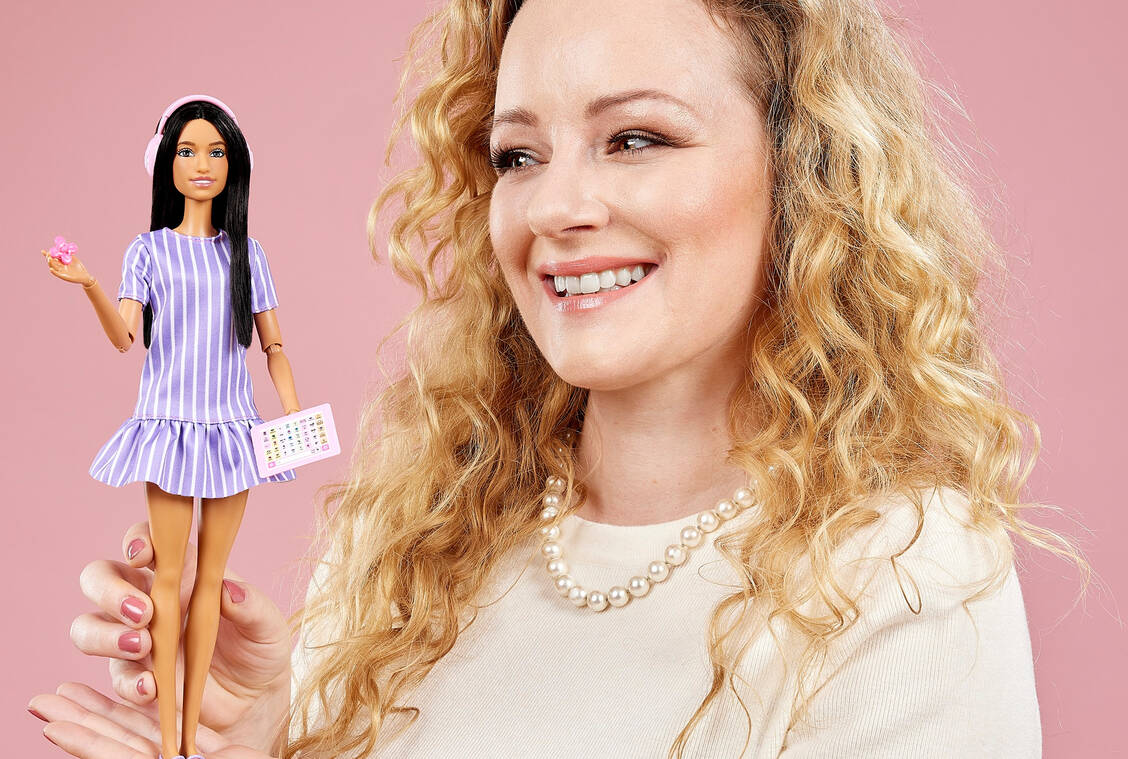 In Deutschland arbeitet Barbie mit Rafaela Lisbeth Kiene zusammen. Sie ist selbst Autistin und klärt via Social Media über neurodivergente Lebensrealitäten auf. / © Mattel