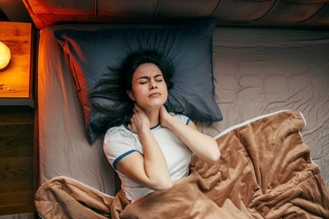 Warnsignale für eine Meningitis sind (neben Kopfschmerzen und Fieber)  Nackenschmerzen, Bewusstseinsstörungen und Lichtempfindlichkeit. / © Getty Images/Organic Media