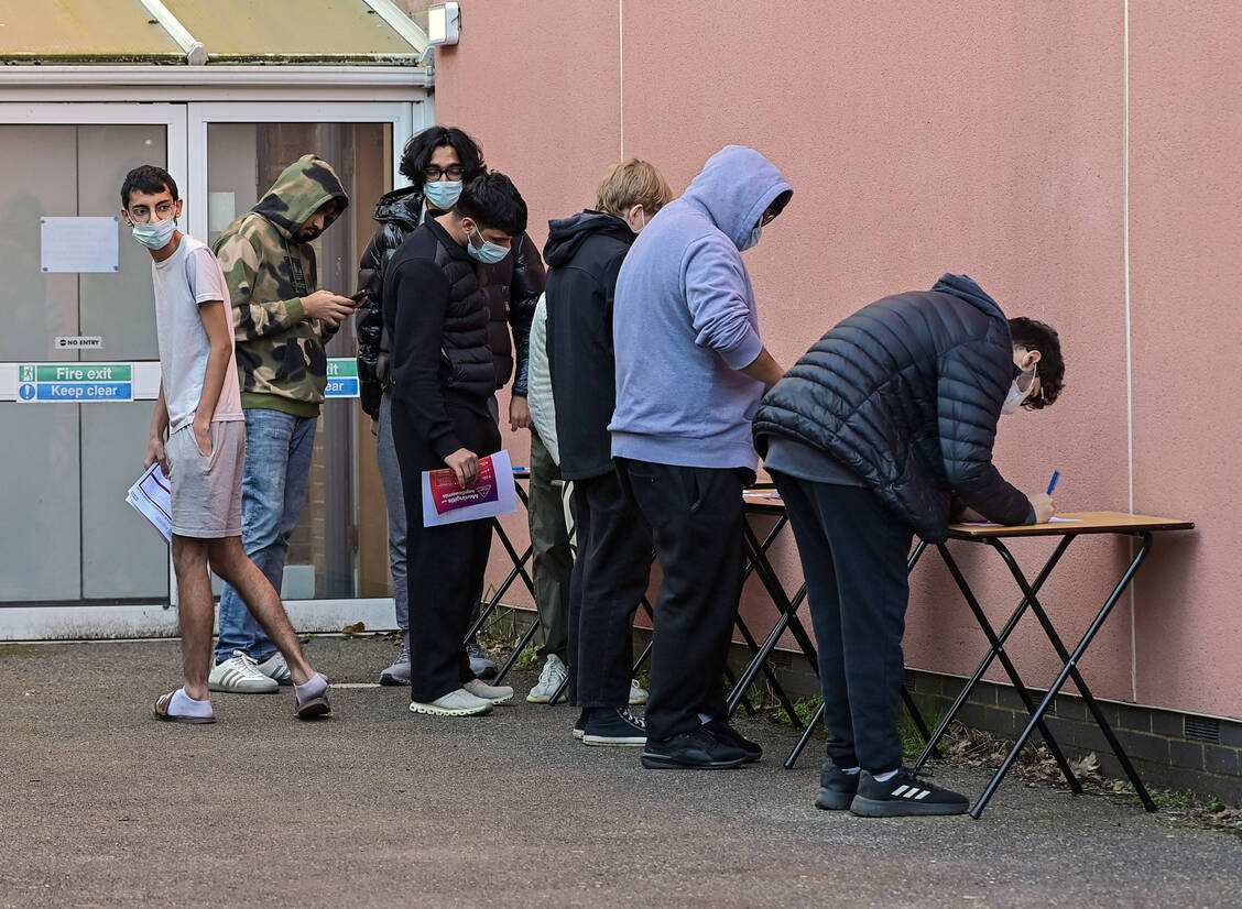 Die Studierenden der University of Kent in Canterbury warten auf ihre Impfungen nach dem Meningitis-Ausbruch Anfang März. / © Imago/Anadolu Agency