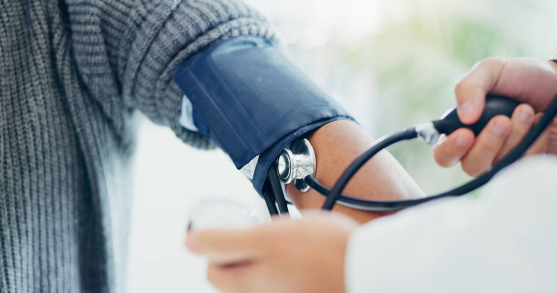 Werden die Zielwerte bei Bluthochdruck trotz mehrerer Medikamente nicht erreicht, muss der Ursache auf den Grund gegangen werden. / © Adobe Stock/Lensburg/peopleimages.com