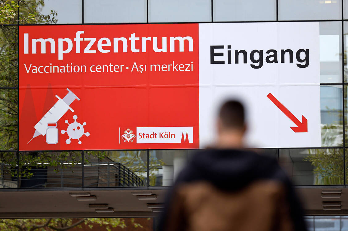 Impfzentrum später: Das Apothekenpersonal in Nordrhein-Westfalen kann sich vorerst noch nicht in Impfzentren impfen lassen– allenfalls über die Reserveliste. Denn zunächst haben andere Personengruppen der Priorisierungsklasse Vorrang. / Foto: Imago Images/Future Image