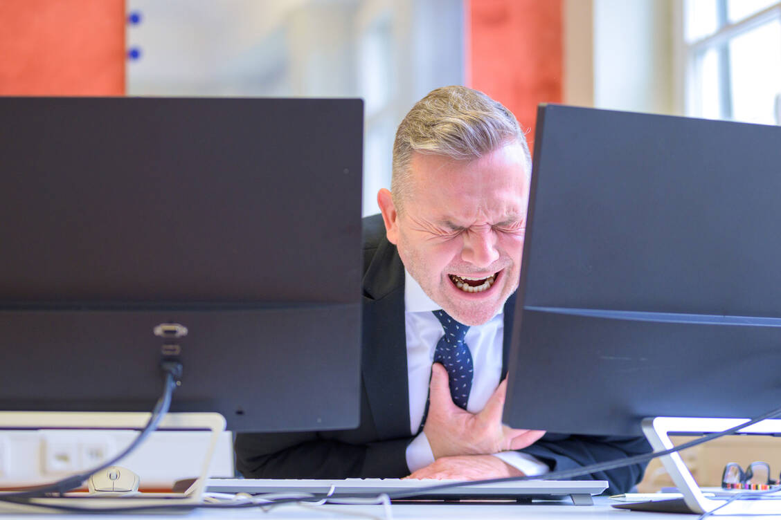 Ein Herzinfarkt tritt meist unvermittelt auf und hinterlässt körperliche und mentale Spuren. Doch es gibt  Hilfsangebote, sodass Betroffene nicht allein mit den Folgen klarkommen müssen.  / © Adobe Stock/michaelheim