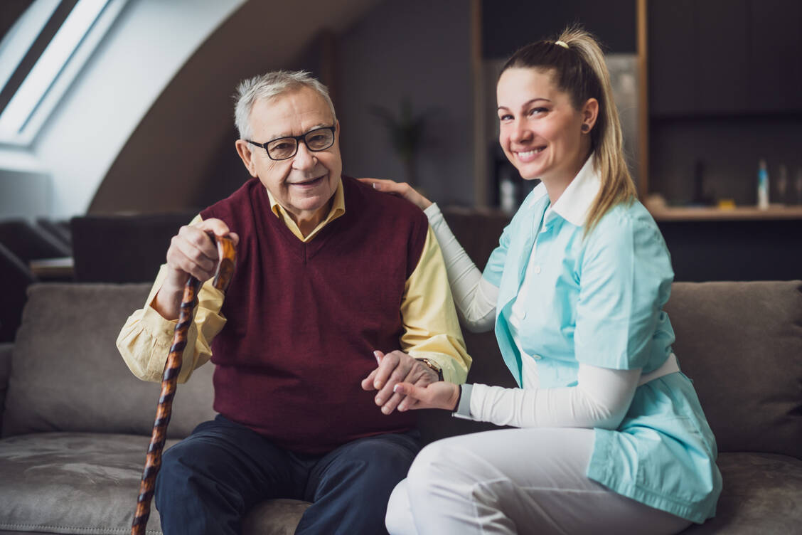 Nähe und Distanz: Bezahlte Betreuungskräfte, die mit einer pflegebedürftigen Person im selben Haushalt leben, sind einem hohen Druck ausgesetzt. / © Shutterstock/Mitrinovic