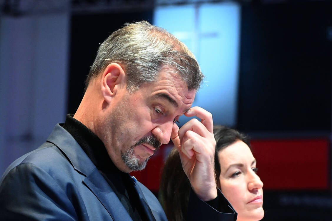 Während aus der CDU kritische Stimmen laut werden, halten CSU-Chef Markus Söder und Bundesforschungsministerin Dorothee Bär (CSU) zum Kanzler.  / © Imago / Sven Simon