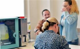 Im Regelfall müssen Substitutionspatienten die Arzneimittel unter Aufsicht einnehmen. Das ist künftig in deutlich mehr Einrichtungen möglich als bislang.
<p class="fotonachweis">Foto: dpa</p>
