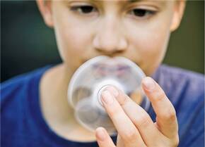 Der Fidget Spinner soll angeblich bei Kindern mit ADHS konzentrationsfördernd wirken. ­Wissenschaftliche Belege dafür fehlen allerdings.
<p class="fotonachweis">Foto: IStock/sdominick</p>