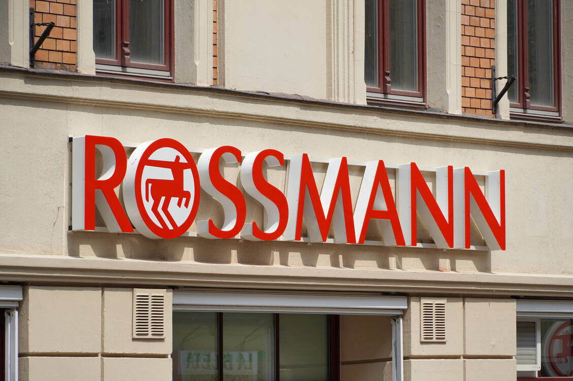 Der Drogerieriese aus Niedersachsen baut im deutsch-niederländischen Grenzgebiet eine eigene Apotheke auf. / © Imago/Chromorange