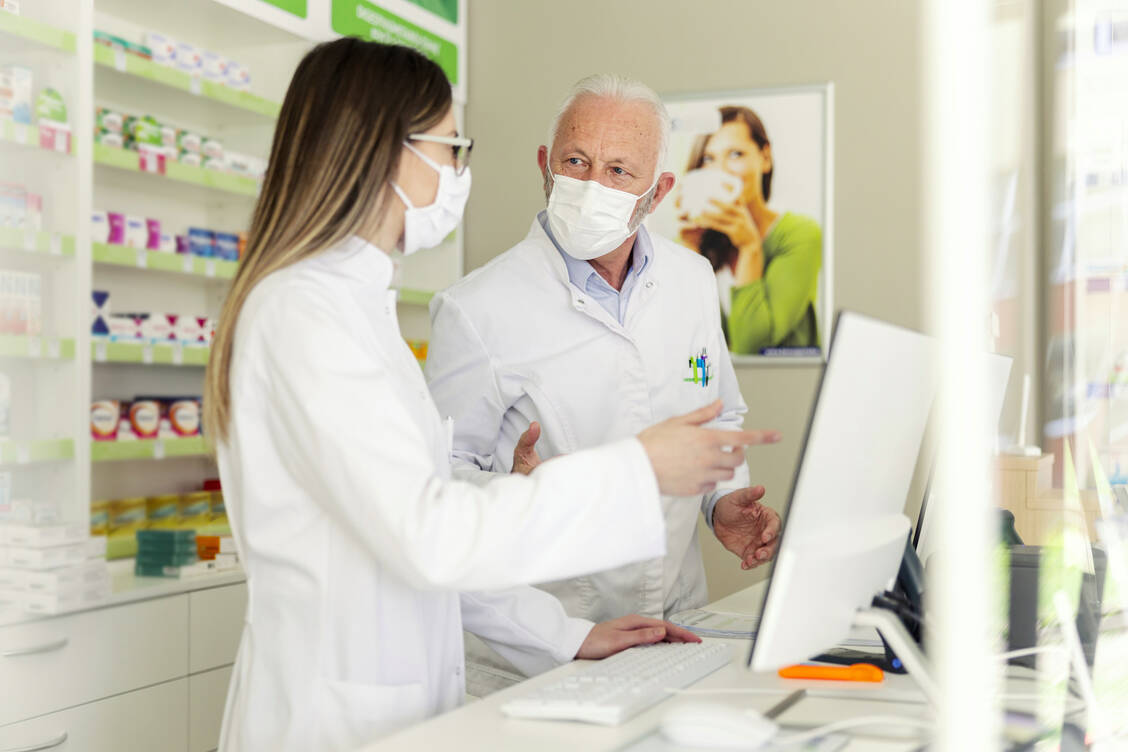Jung und Alt im Team bringen frisches klinisches Uniwissen und Erfahrungen mit Patientenbedürfnissen zusammen – so profitieren alle. / Foto: Adobe Stock/dusanpetkovic1